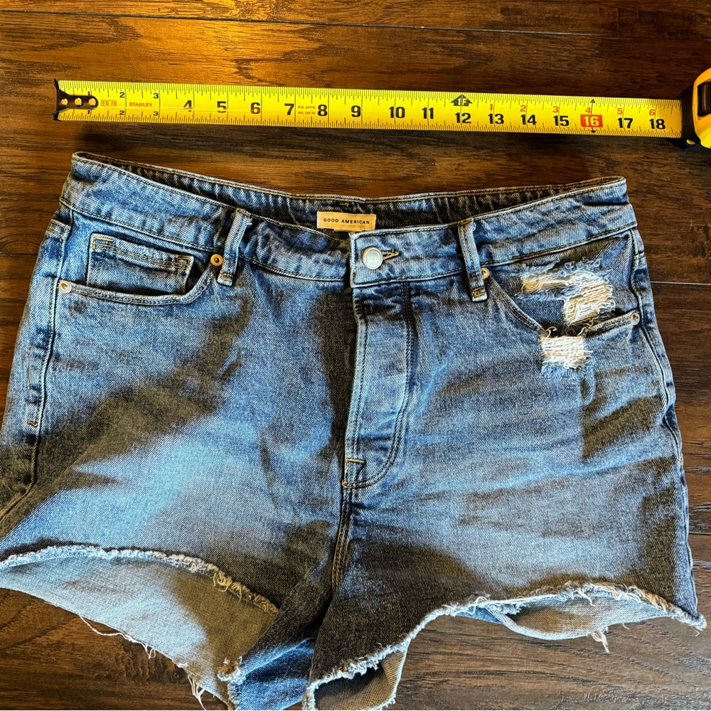 Good American Bombshell Denim Shorts Size 14/32